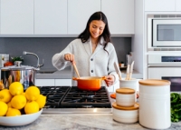 mujer cocinando en dark kitchen